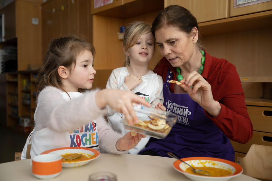 Mit ihrer Sarah-Wiener-Stiftung unterstützt sie Kita- und Grundschulkinder beim Thema Ernährung.