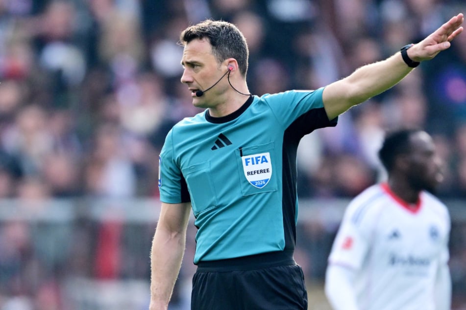 Schiedsrichter Felix Zwayer (44) leitet das Duell zwischen dem HSV und Freiburg.