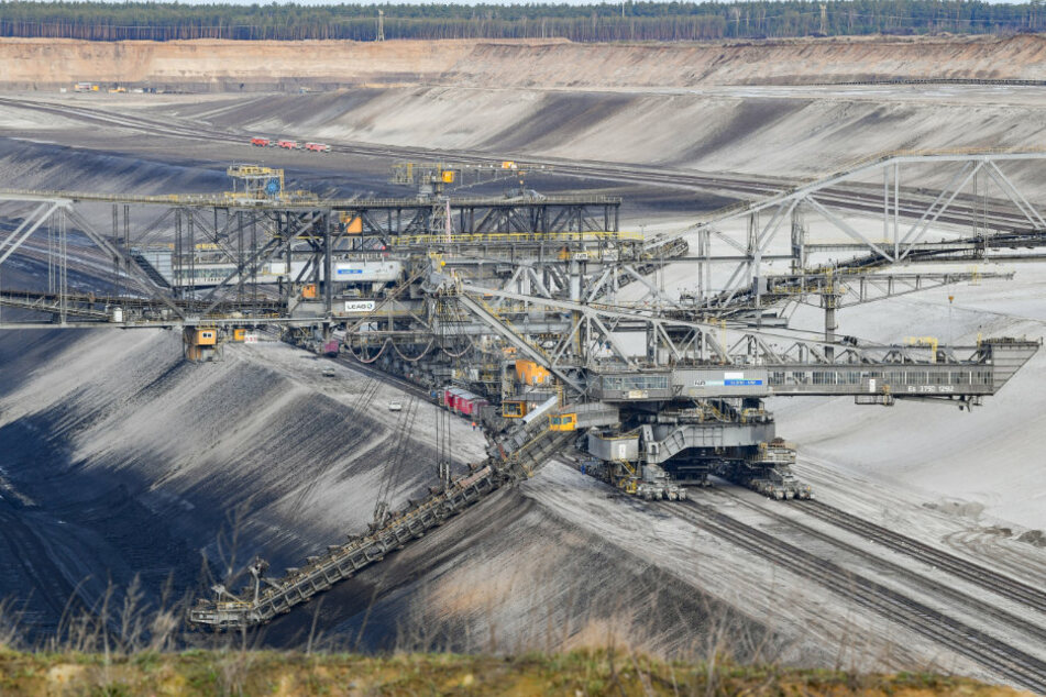 Ein Schaufelradbagger trägt Abraum im Braunkohletagebau Jänschwalde der LEAG (Lausitz Energie Bergbau AG) ab. (Archivbild)