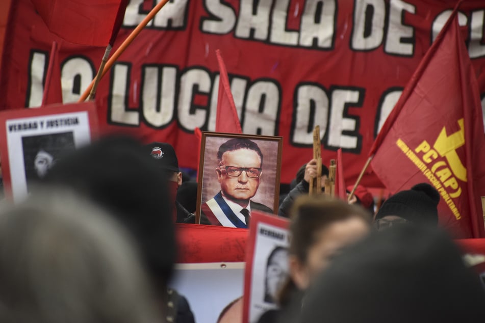 Demonstranten marschieren am 11. September 2022 durch Chile, um des Jahrestages des Putsches zu gedenken, der Präsident Allende stürzte und Diktator Pinochet an die Macht brachte - mit fatalen Folgen für viele Menschen.