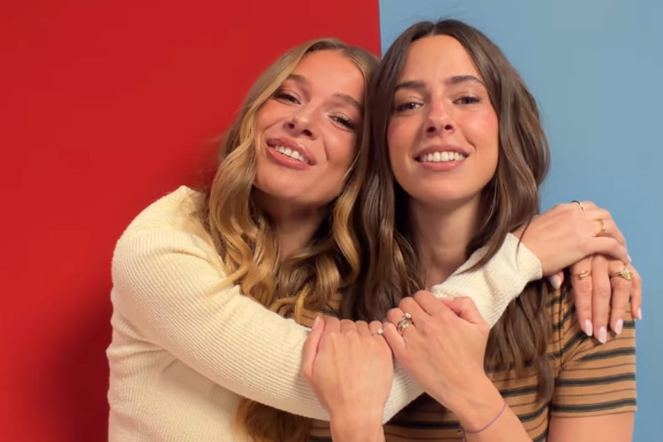 Seit Mitte April sprechen Lola Weippert und Vanessa Mai (34, r.) in ihrem gemeinsamen Podcast "Schön laut" über persönliche und private Themen.
