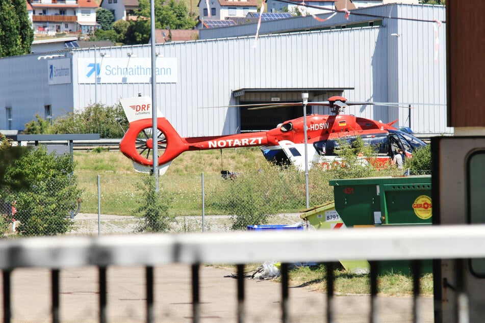 Ein Rettungshubschrauber brachte den schwer verletzten Mann in ein Krankenhaus.