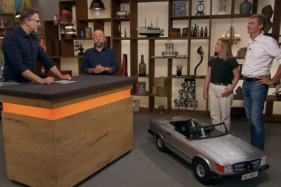 Die Freunde Steffi und Stephan wollen bei "Bares für Rares" ein Mercedes-Modell verkaufen.