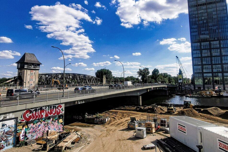 Die Elsenbrücke bleibt nach Bauarbeiten am Wochenende weiterhin gesperrt. (Archivbild)