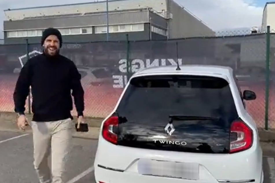 Gerard Pique stieg am Sonntag lächelnd aus seinem weißen Renault Twingo.