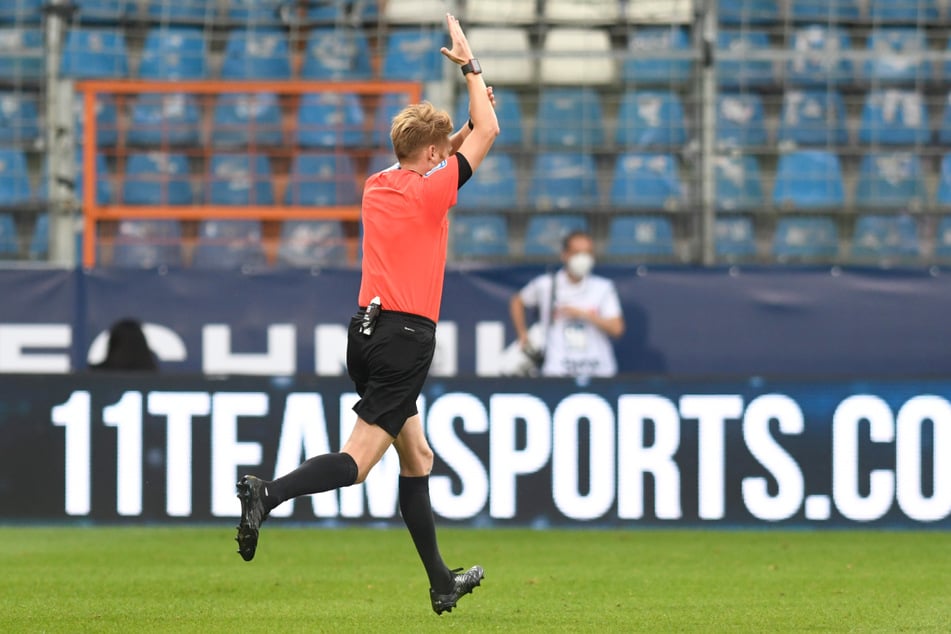 Referee Christian Dingert nimmt nach einem Handspiel das Tor von Konstantinos Mavropanos zurück.