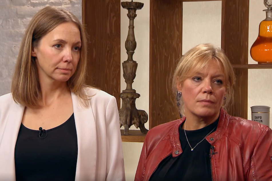 Die Schwestern Angela du Mont (r.) und Verena Jabin wollen bei "Bares für Rares" ein Collier ihrer verstorbenen Mutter verkaufen.