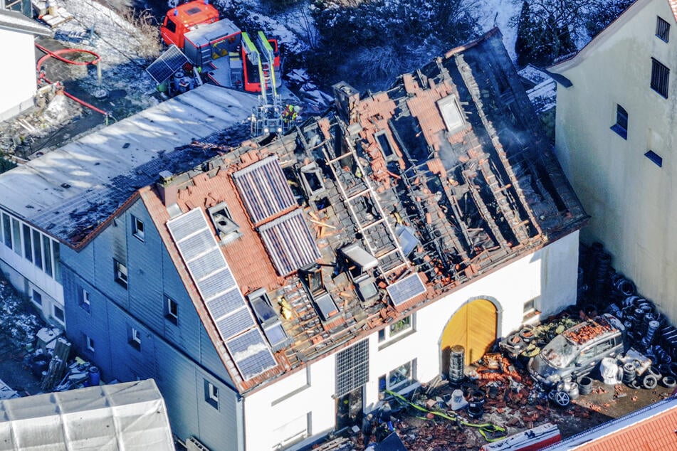 Der Dachstuhl des Gebäudes stand in der Nacht zu Montag in Vollbrand. Das Wohnhaus ist nun unbewohnbar.