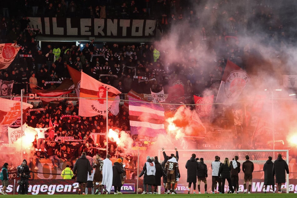 Nach der Partie feierte der FC St. Pauli zusammen mit den Fans den 1:0-Heimsieg.