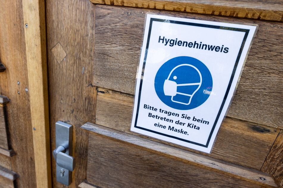 Ein Schild am Eingang der Kita Jenfelder Au in Hamburg weist auf die Hygieneregeln hin.