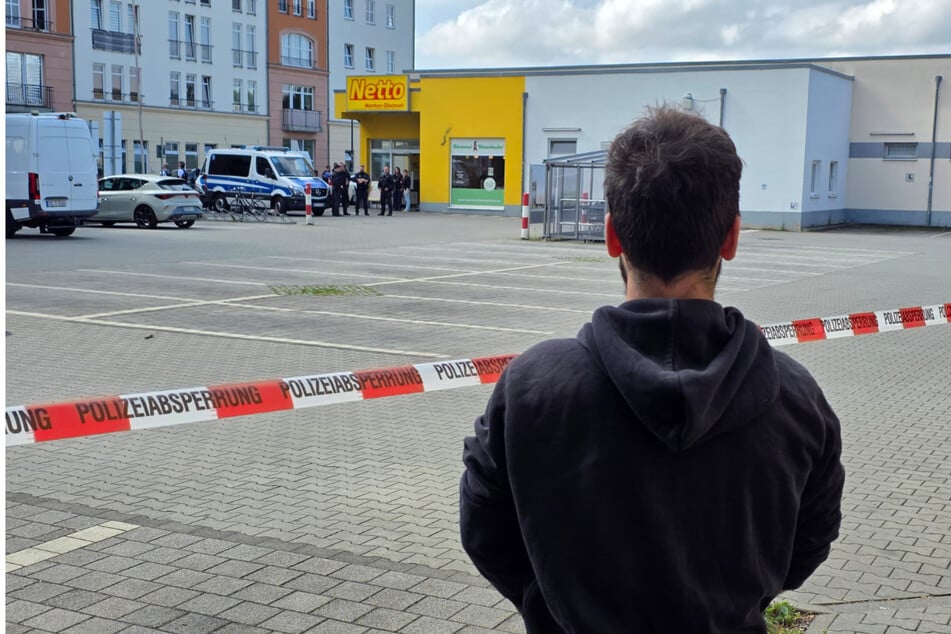 Er hat alles mit angesehen: Ein Augenzeuge blickt auf den Tatort.