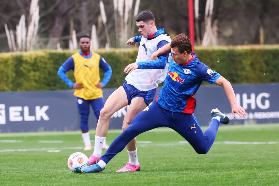 Voller Einsatz: Willi Orban (r.) setzt zur Grätsche gegen Kosta Nedeljkovic an.