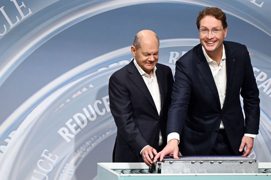 Scholz und Källenius eröffnen neue Batterie-Recyclingfabrik von Mercedes