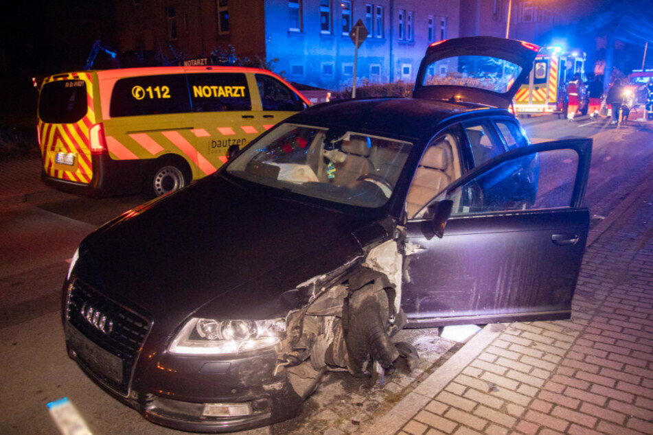 Der Audi wurde bei dem Unfall stark beschädigt.