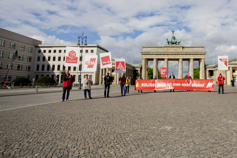 Der DGB demonstrierte unter dem Motto "Solidarisch ist man nicht alleine!"