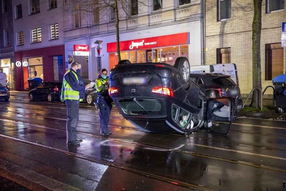 Die Polizei ermittelt nach der genauen Unfallursache und sucht Zeugen.