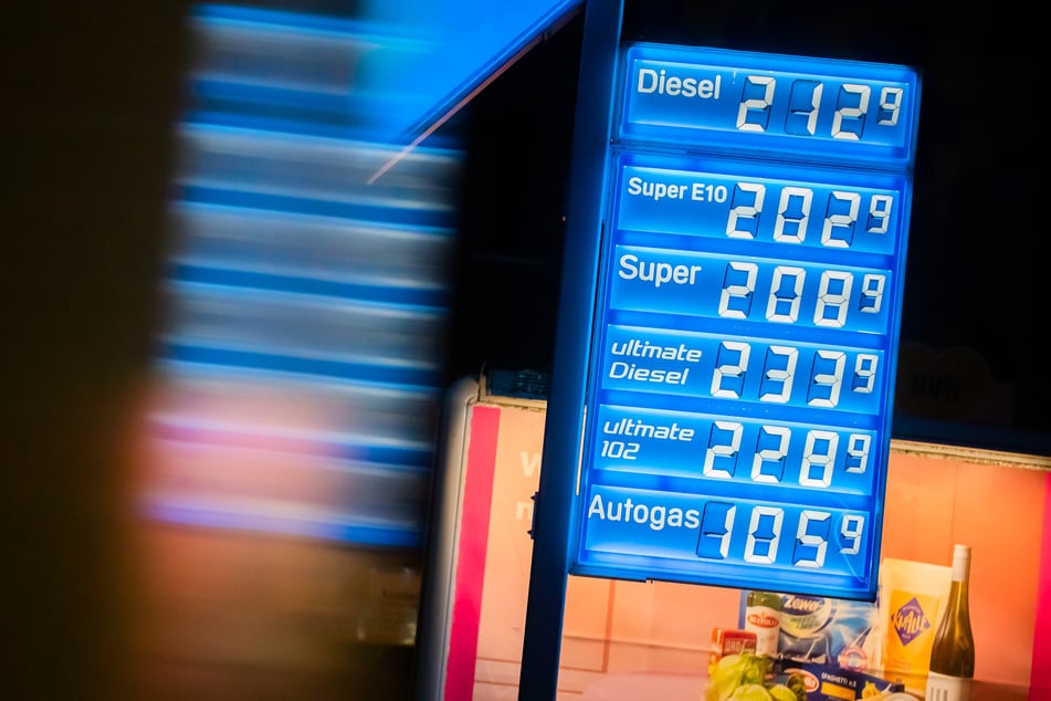 Laut einer ersten Stichprobe des ADAC an Tankstellen in NRW stiegen die Preise für einen Liter Super E10 teilweise um 30 bis 35 Cent.