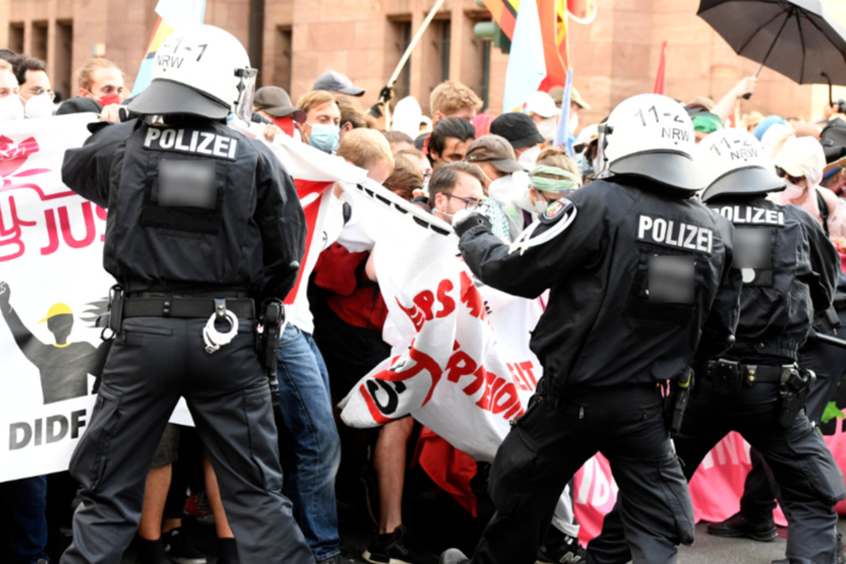 Schon im Juni 2021 kam es in Düsseldorf zu großen Demonstrationen gegen das geplante Versammlungsgesetz.
