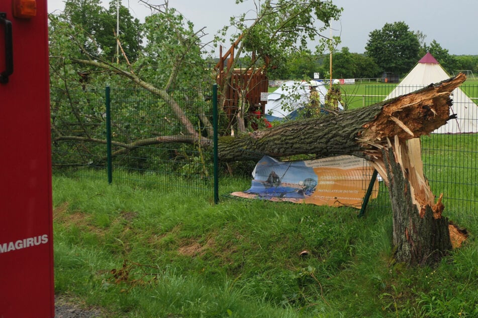 Leipzig: Auto und Spielplatz getroffen: Unwetter sorgt für Schäden im Landkreis Leipzig