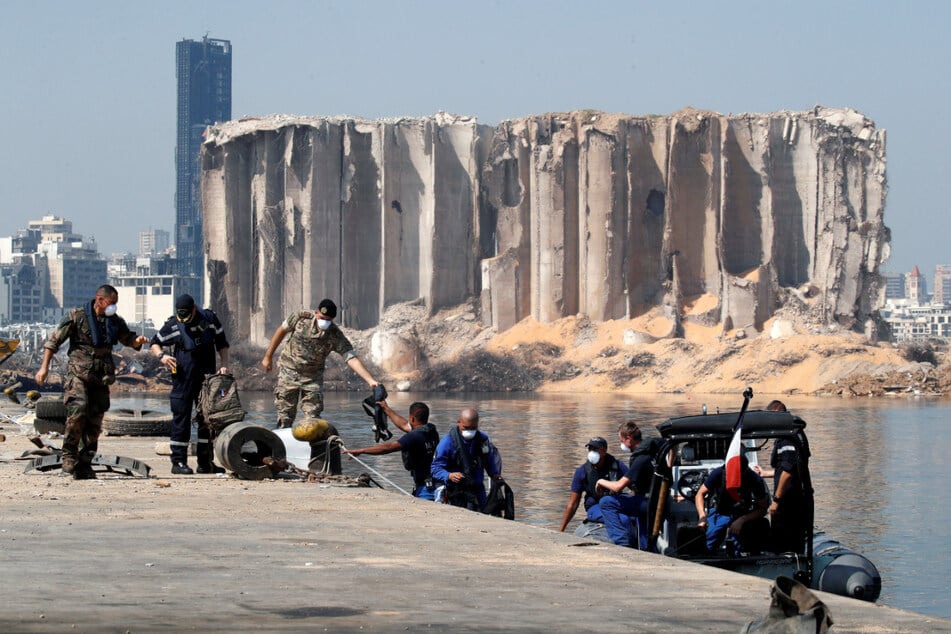 Libanesische und französische Soldaten am Hafen von Beirut, der im Zuge der verheerenden Explosion am 4. August schwer beschädigt wurde.