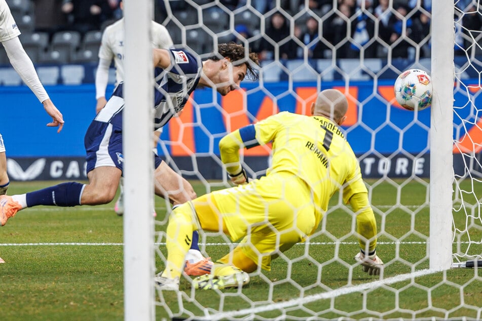 Das war die dickste Chance: Linus Gecher (21, l.) scheitert erst am Keeper, dann am Pfosten.