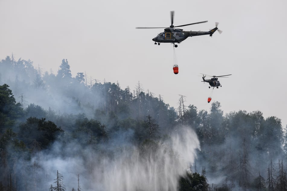 Mithilfe von Lösch-Helikoptern wurde versucht, den Brand unter Kontrolle zu bekommen.