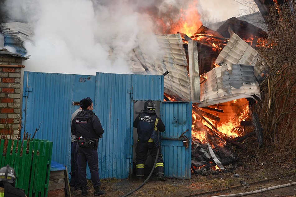 Dieses vom Telegramkanal von Wjatscheslaw Gladkow, Gouverneur der Region Belgorod, via AP veröffentlichte Foto zeigt Rettungskräfte bei der Arbeit an einem brennenden Haus, nachdem es von ukrainischer Seite beschossen wurde.