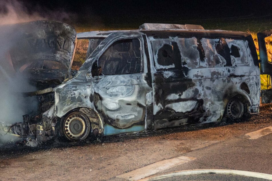 Transporter geht plötzlich in Flammen auf