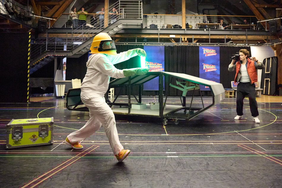 In den Proben noch angedeutet wird bald ein echter "DeLorean DMC-12" die Bühne schmücken. Das Auto ist nicht nur im Film, sondern auch im Musical ein heimlicher Star.