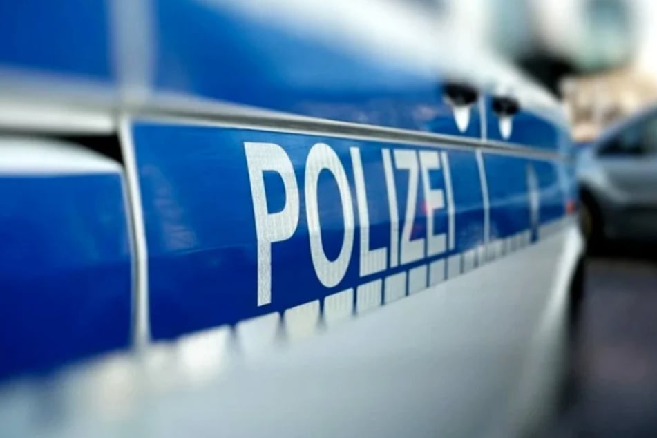 Nach einer Unfallflucht am Mittwochabend sucht die Polizei nach Zeugen. (Symbolbild)