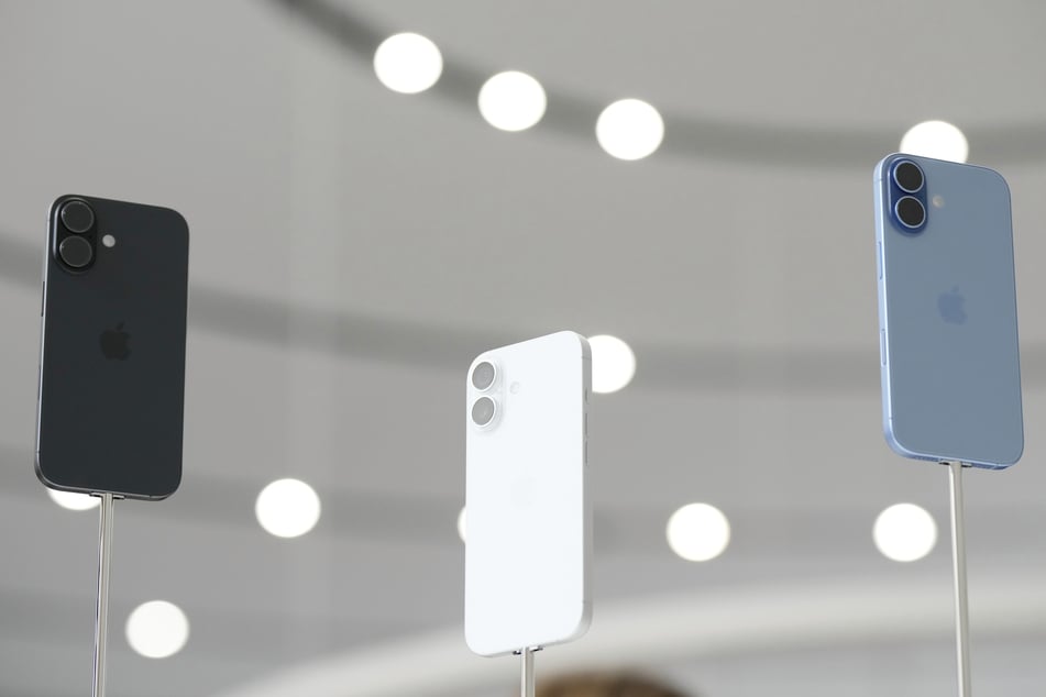 Das iPhone 17 wird während einer Ankündigung neuer Produkte im Apple Park gezeigt.
