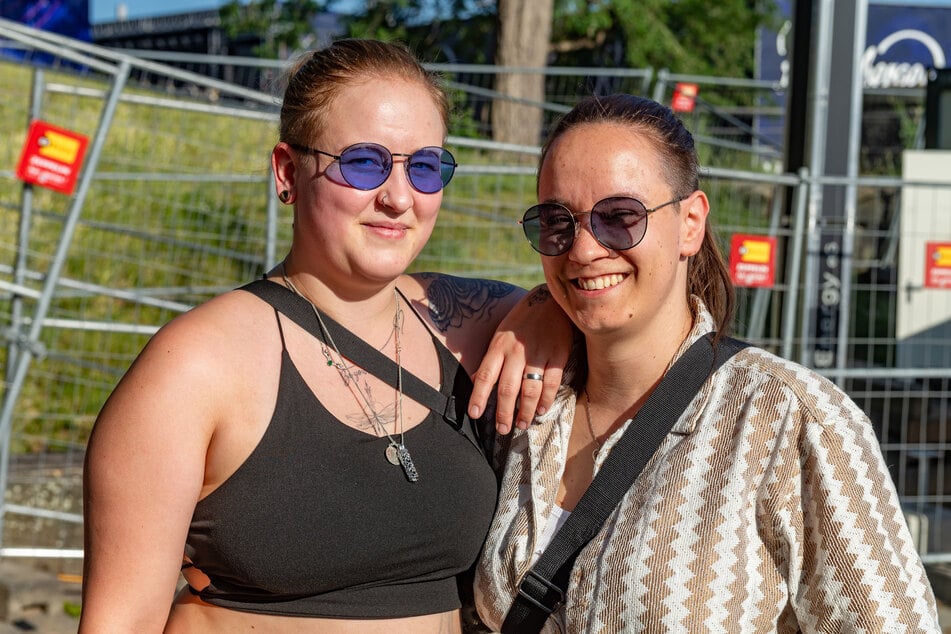Auch Xena (27, l.) und Luise Stade (31) finden Nina Chuba toll.