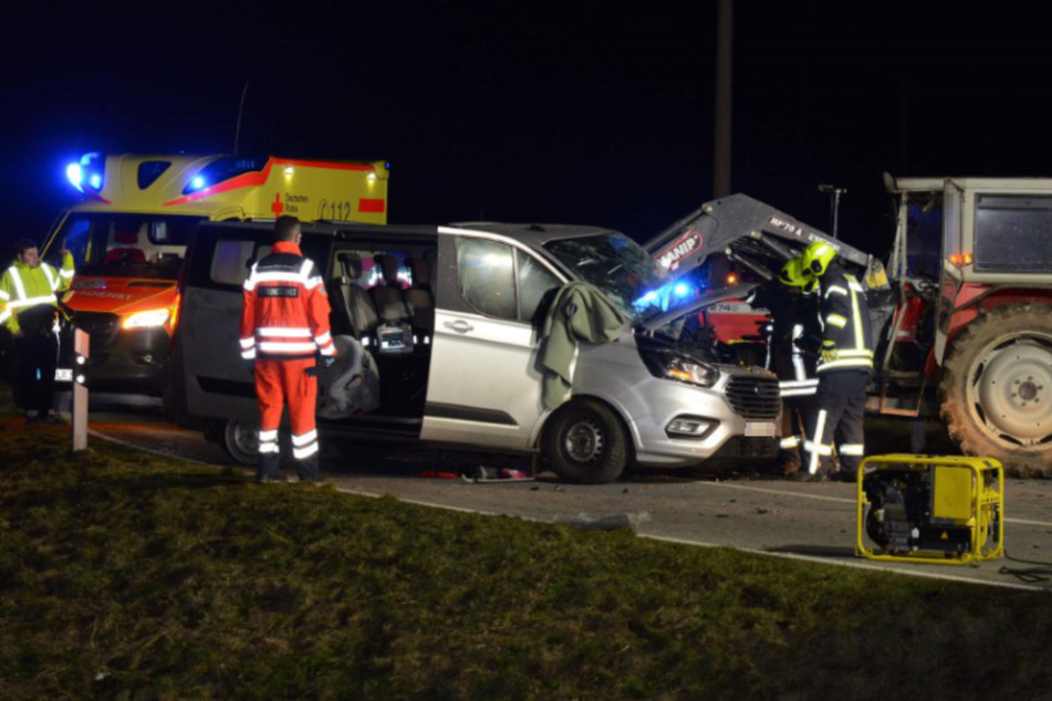 Tödlicher Unfall in Sachsen: Traktor kollidiert mit Kleinbus, 64-Jähriger stirbt