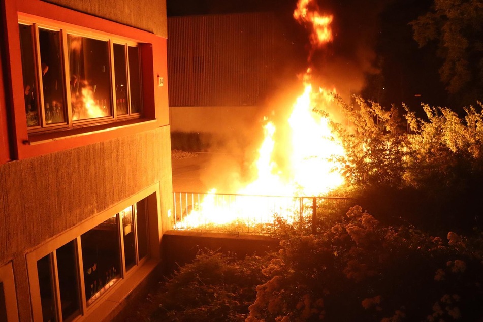 Flammen steigen an der Grundschule im Berliner Ortsteil Baumschulenweg empor.