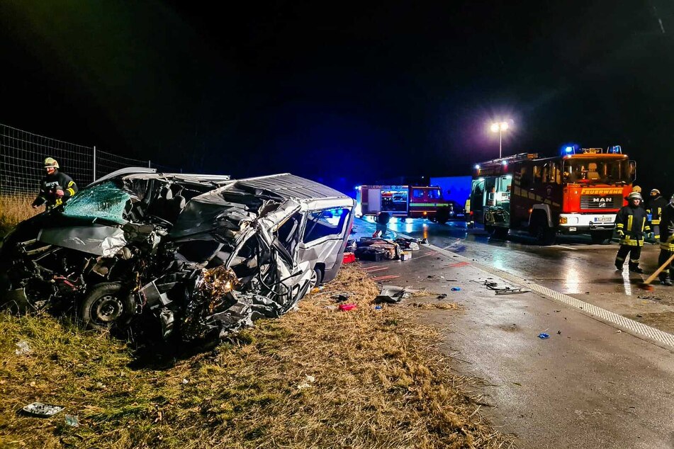 Die Feuerwehr musste den Kleinbus-Fahrer aus dem Wrack bergen. Wenig später verstarb der schwer verletzte Mann.
