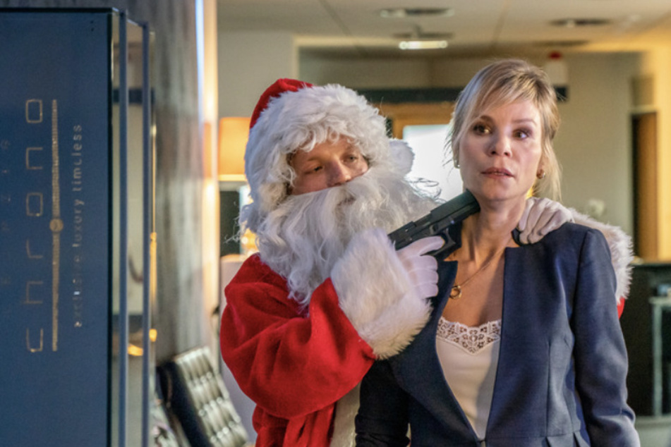 Gar nicht artig: Ein bewaffneter Weihnachtsmann nimmt Valentina Burow als Geisel.
