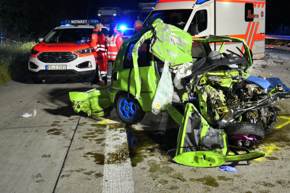Horror-Unfall: Geisterfahrer kracht gegen Lkw, VW-Fahrer stirbt