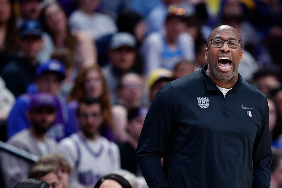 Kings' Mike Brown unanimously named NBA Coach of the Year