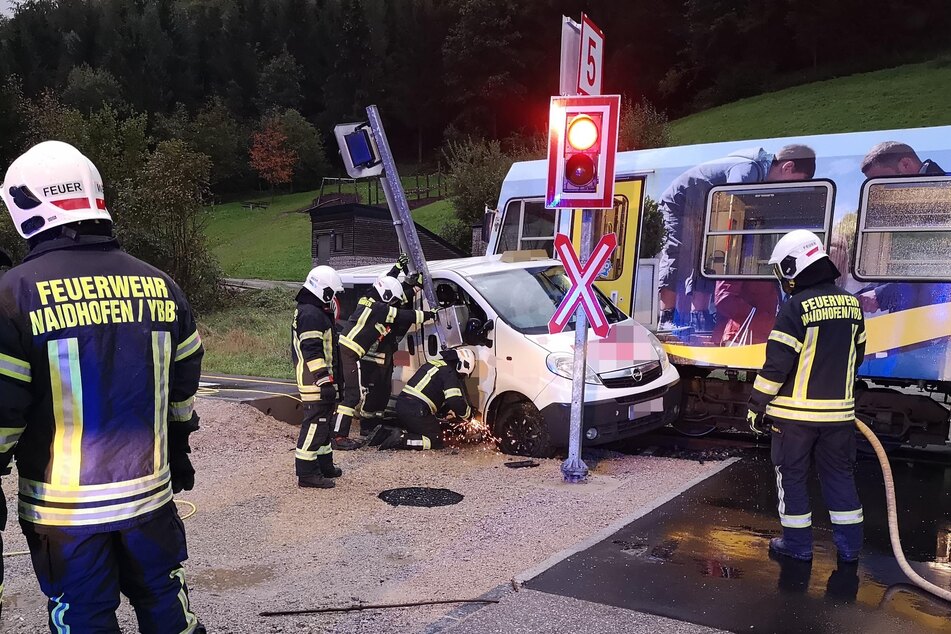 Die Freiwillige Feuerwehr Waidhofen/Ybbs war mit einem Rüstlöschfahrzeug, Kommandofahrzeug und einem Wechselladefahrzeug vor Ort.