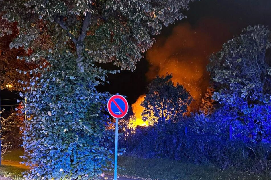 Leipzig: Unfall oder Vorsatz? Gartenlaube in Leipzig brennt vollständig ab