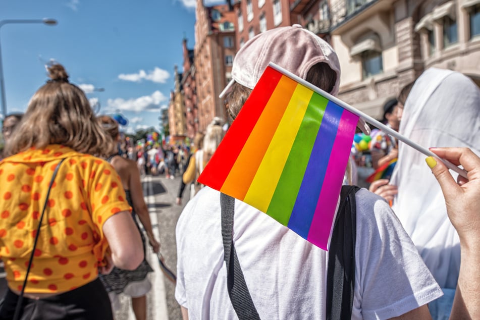 Die Regenbogenflaggen sind ein wichtiges Symbol der queeren Gemeinschaft. (Symbolbild)