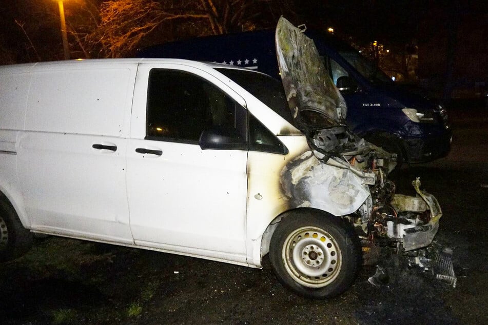 Dieser Transporter fiel wohl Brandstiftern zum Opfer.