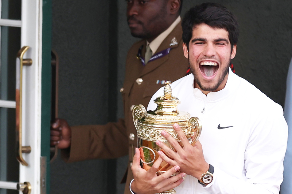 Carlos Alcaraz (20) hält hier die Wimbledon-Trophäe fest in seinen Händen - noch!