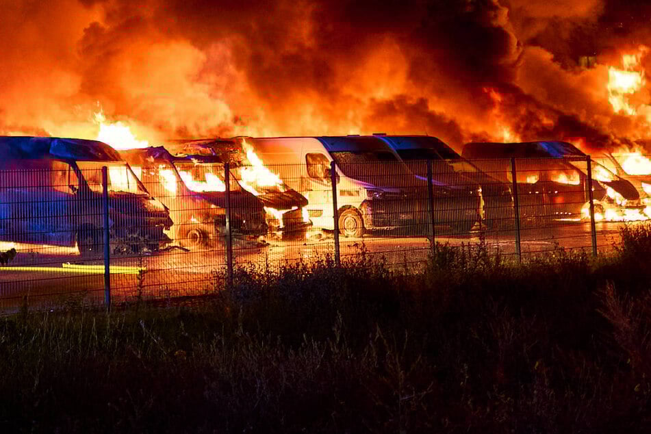 Bei den Brandanschlägen in der Nacht zu Dienstag sind insgesamt 36 Transporter in Flammen aufgegangen.