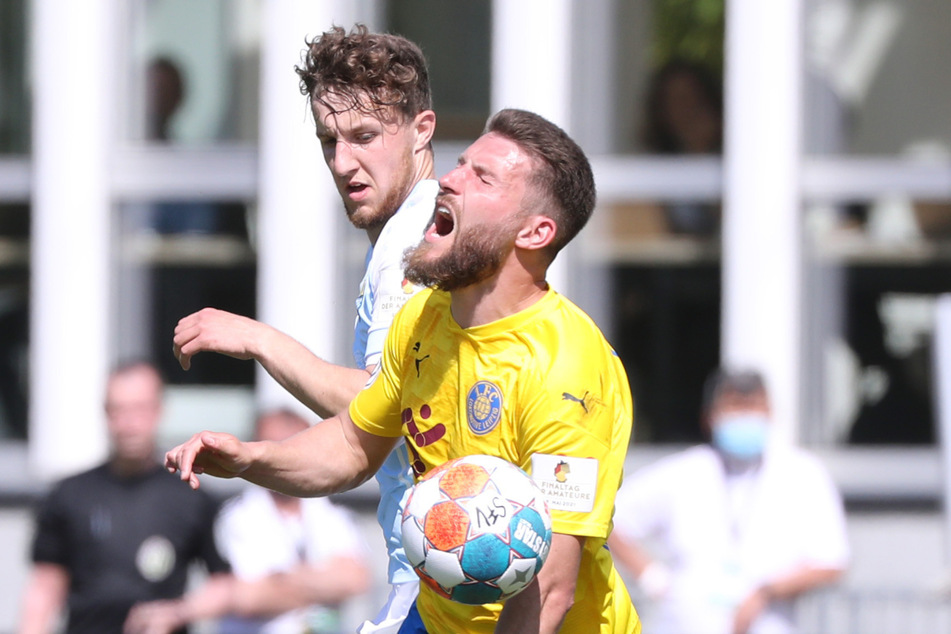Tim Campulka (22) langt gegen Loks Tom Nattermann (28) hin.