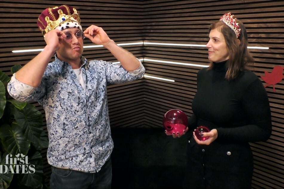 Adrian verkleidet sich selbst als König und kürt Madeleine (beide 34) zu seiner "Prinzessin".