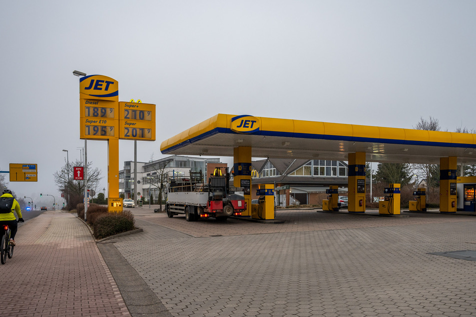 An der JET-Tankstelle an der Leipziger Straße in Chemnitz war am Freitag kaum etwas los. Kein Wunder - der Super-Preis lag bei über zwei Euro.