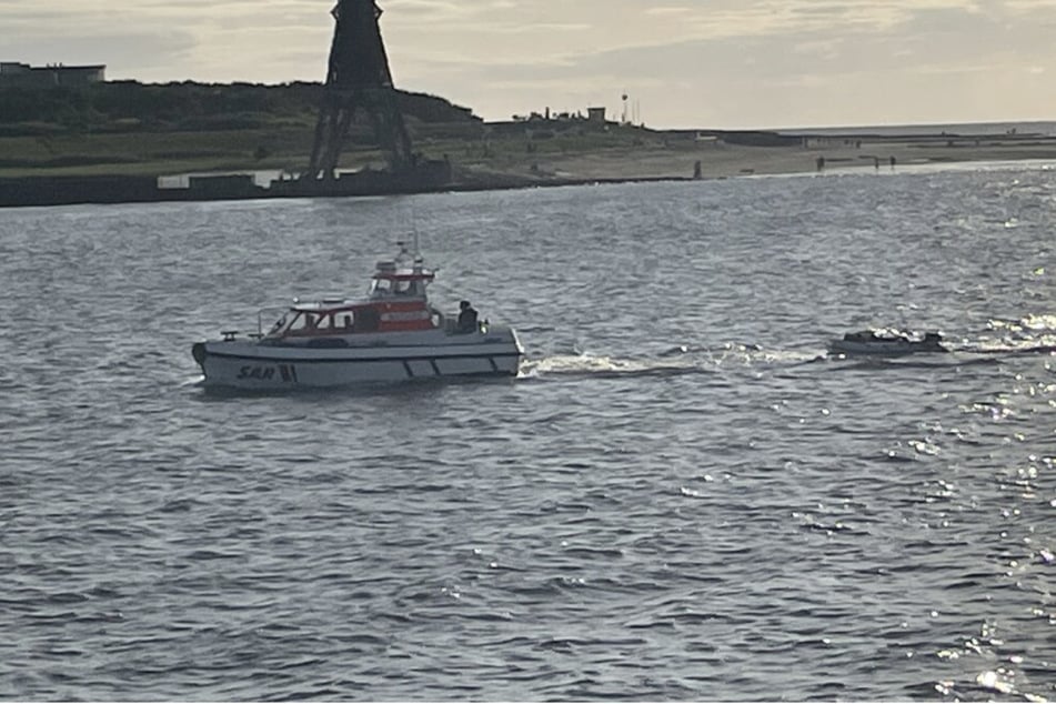 Fünf Schiffbrüchige aus Lebensgefahr gerettet: Motoryacht versinkt in den Fluten