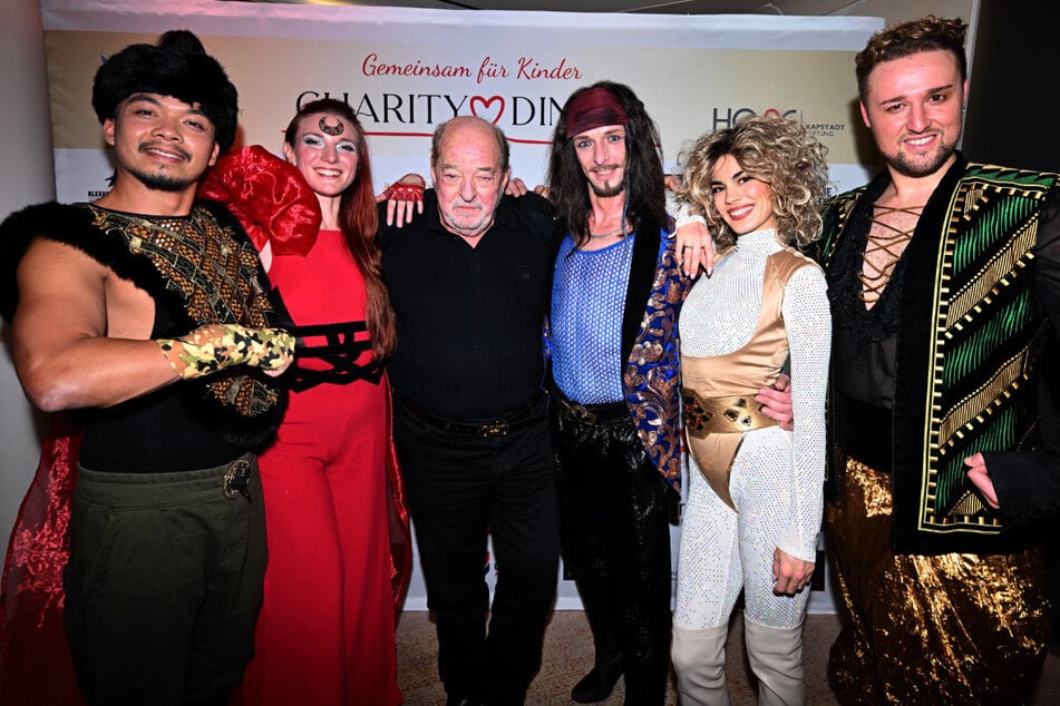 Erst im vergangenen Monat nahm Siegel (2.v.l.) unter anderem mit der Band Dschinghis Khan am Charity-Dinner "Gemeinsam für Kinder" in München teil.