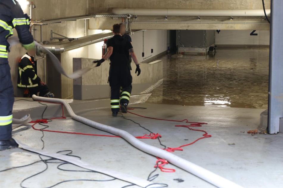 Hamburg: Nach Rohrbrüchen: Wasserdruck wieder da, Keller und Tiefgaragen geflutet